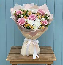 Букет цветов из:  Гвоздики, Орхидеи и Розы в Пироговском