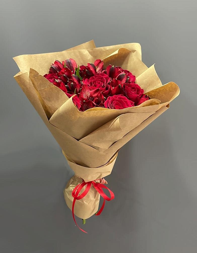 Букет цветов из: Альстромерии и Розы в Пироговском