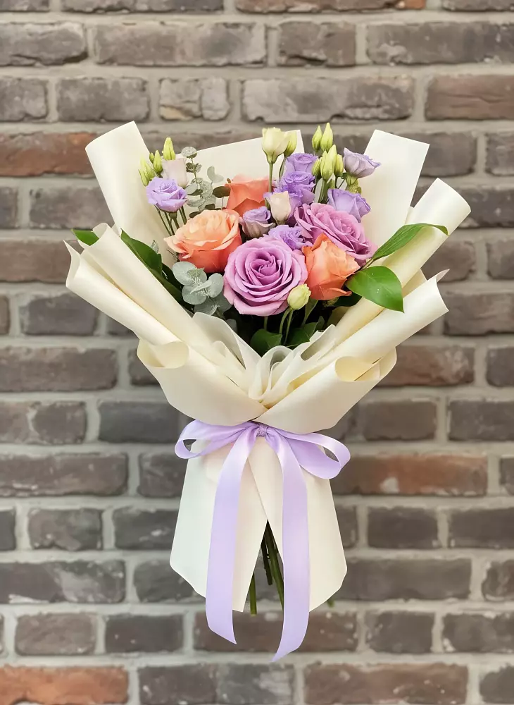 Букет цветов из: Лизиантусы и Розы в Пироговском