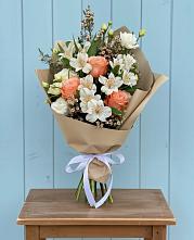 Букет цветов из:  Альстромерии, Лизиантусы, Розы и Хризантемы в Пироговском