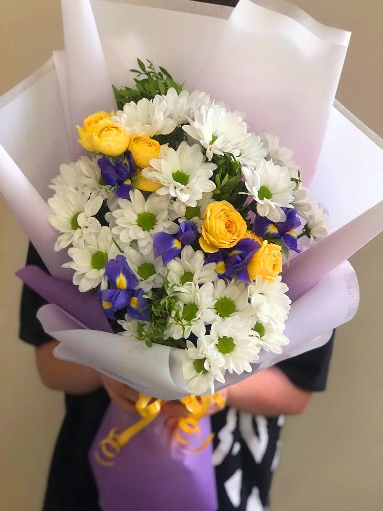 Букет цветов из: Ирисы, Хризантемы и Розы в Пироговском