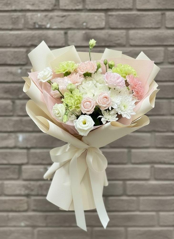 Букет цветов из: Гвоздики, Розы, Лизиантусы и Хризантемы в Пироговском