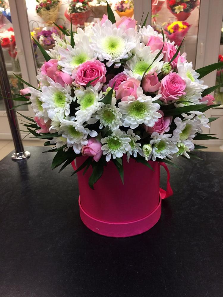 Цветочная композиция из Розы и Хризантемы в шляпной коробке в Пироговском