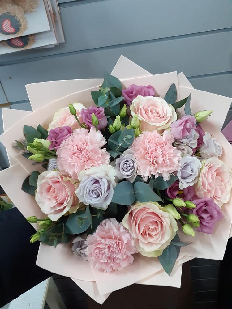 Букет цветов из: Розы, Гвоздики и Лизиантусы в Пироговском