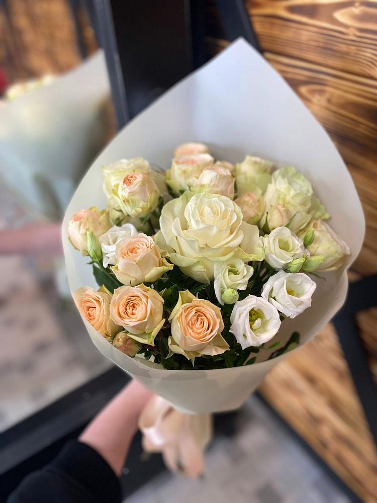 Букет цветов из: Розы и Лизиантусы в Пироговском